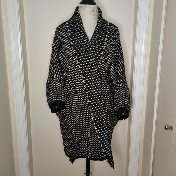 Vintage Sweaters - Vintage black & white cardigan